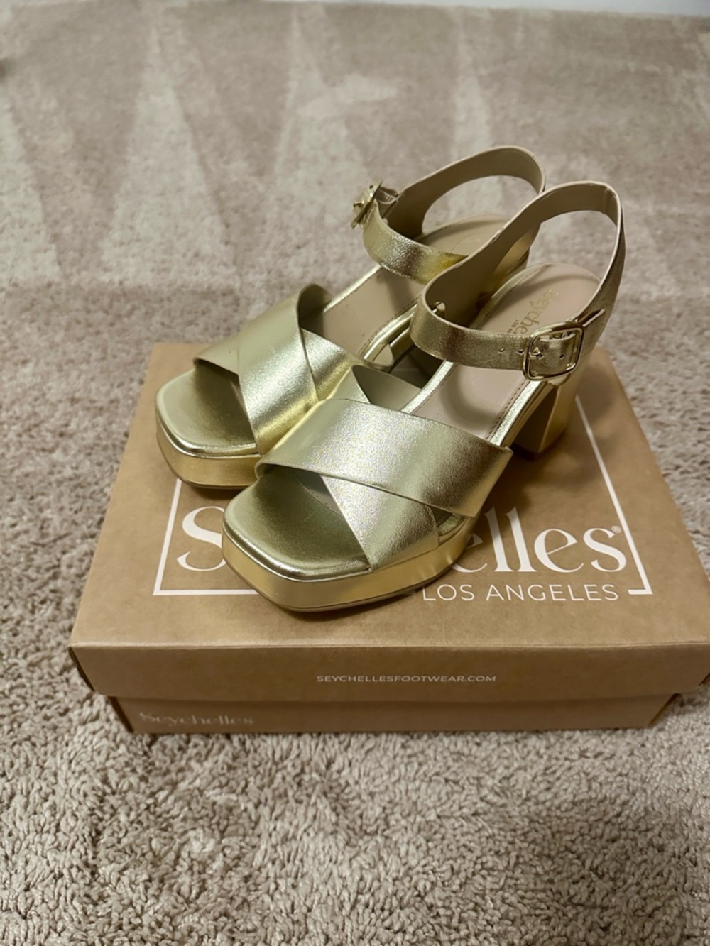 New Seychelles Metallic Gold Cross-Strap Platform Sandals size 8